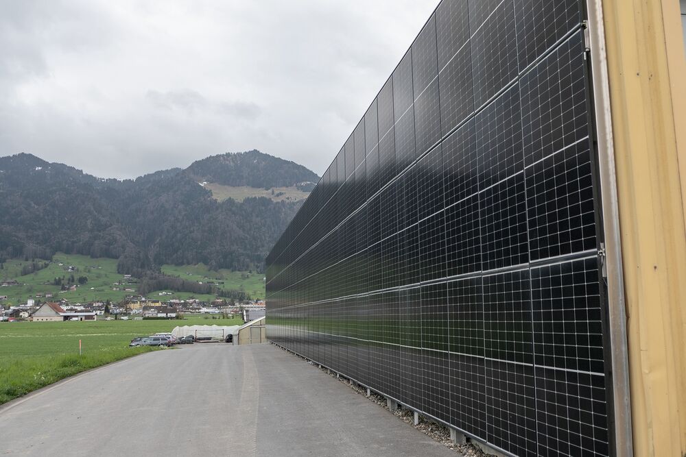 Solarfassaden liefern auch im Winter zuverlässig Strom.